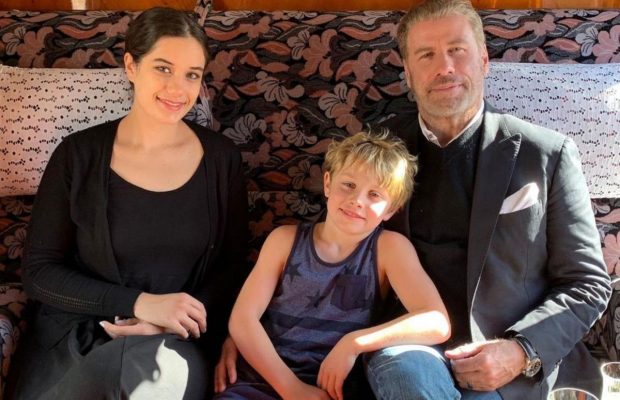 На згадку про покійну дружину: шанувальники помітили зворушливу деталь на фото Траволти з дітьми