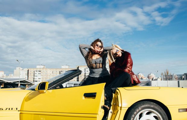 ROXOLANA и KAZKA покатали на капоте экс-бойфрендов в новом клипе "Не своя"