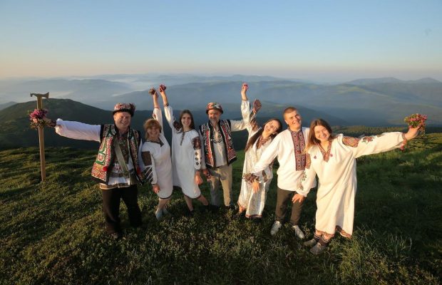 Дмитро Комаров у новому випуску "Мандруй Україною" побуває у Карпатах й поспілкується з мольфарами (фото, відео)