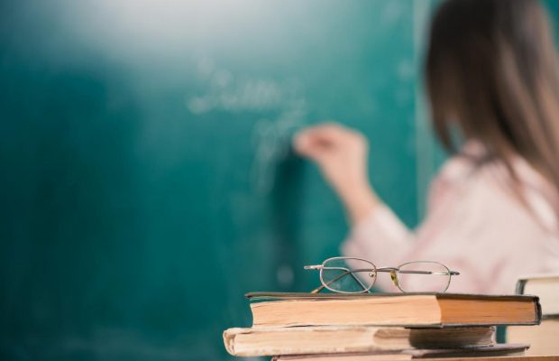 С Днем учителя 2022: яркие картинки и поздравления любимым педагогам