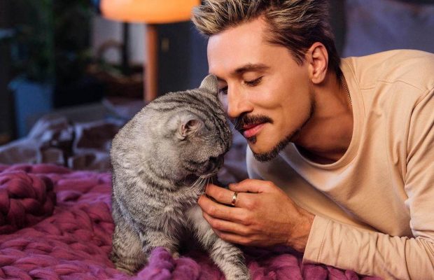 Відомого російського співака присоромили за "п'яний" виступ: відео стало вірусним