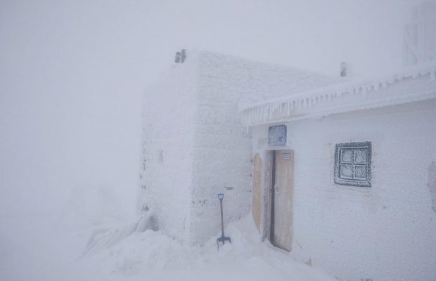 У Карпатах почалася хуртовина й вдарили тріскучі морози (фото, відео)
