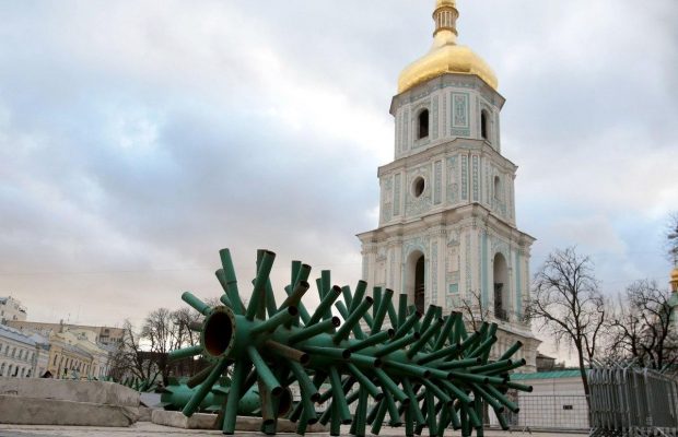 В Киеве на Софийской площади начали устанавливать новогоднюю елку (фоторепортаж, видео)