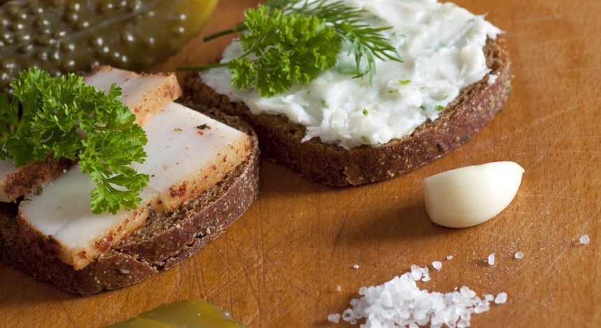 Намазка на хліб з салом та часником: рецепти, яких ви не знали