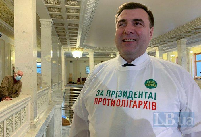 Депутаты хвастаются журналистам новыми футболками / фото "ЛБ"