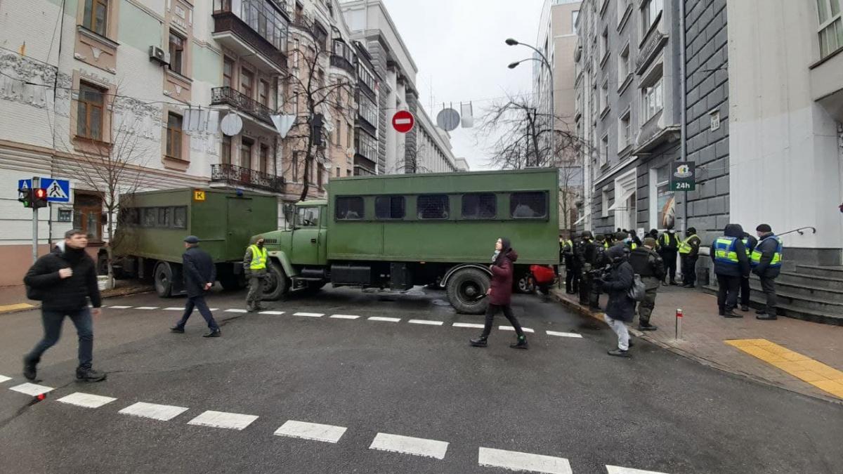 Полиция заблокировала некоторые улицы спецгрузовиками / фото УНИАН / Дмитрий Хилюк