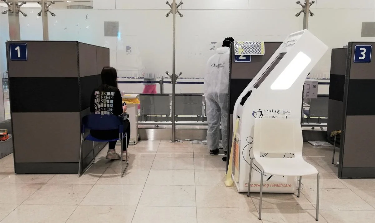 Вот так в ОАЭ туристов тестируют на COVID сразу в аэропорту / фото Марина Григоренко
