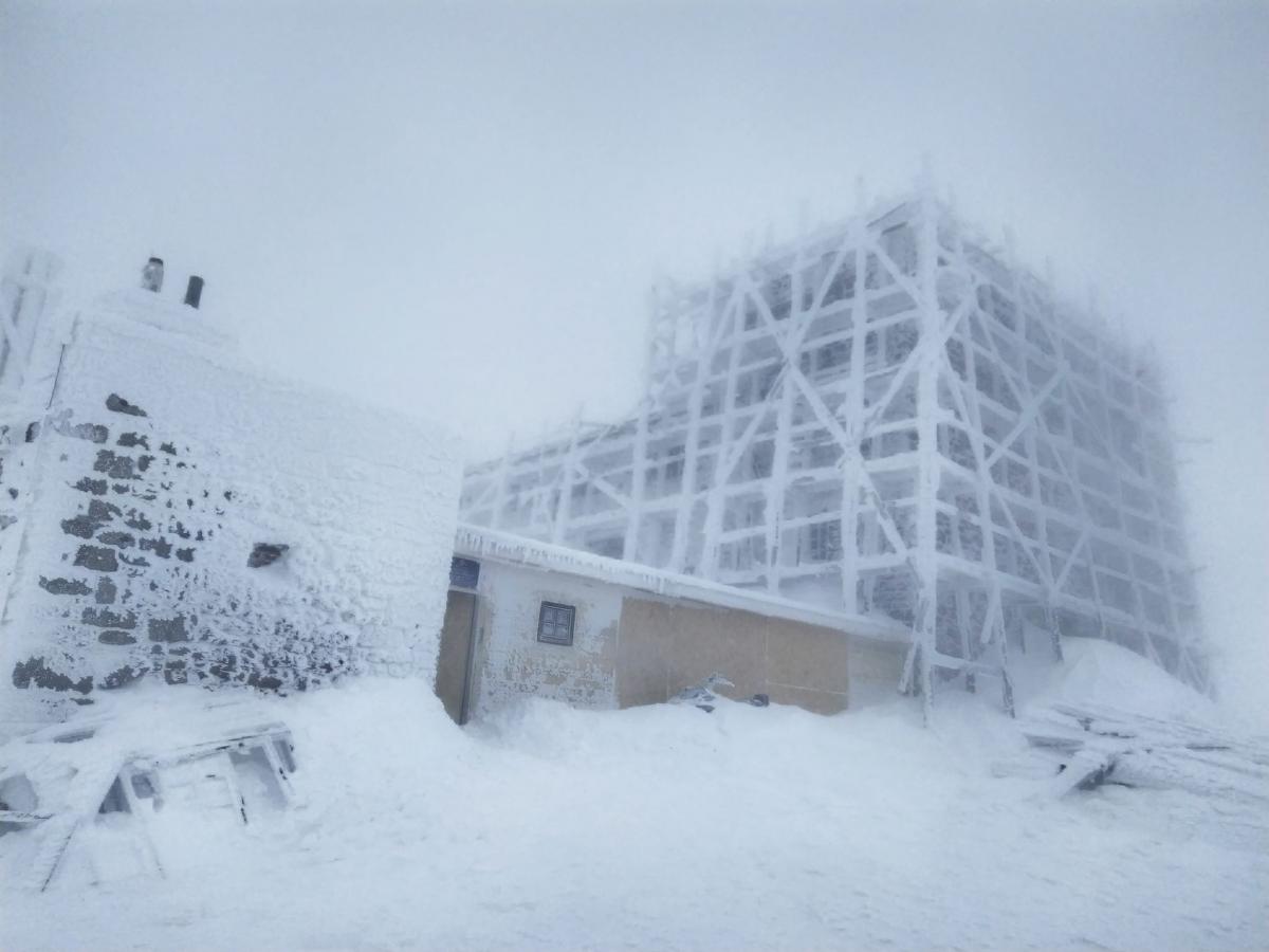 Гору Поп Иван Черногорский заметает снегом / фото Черногорский горный поисково-спасательный пост