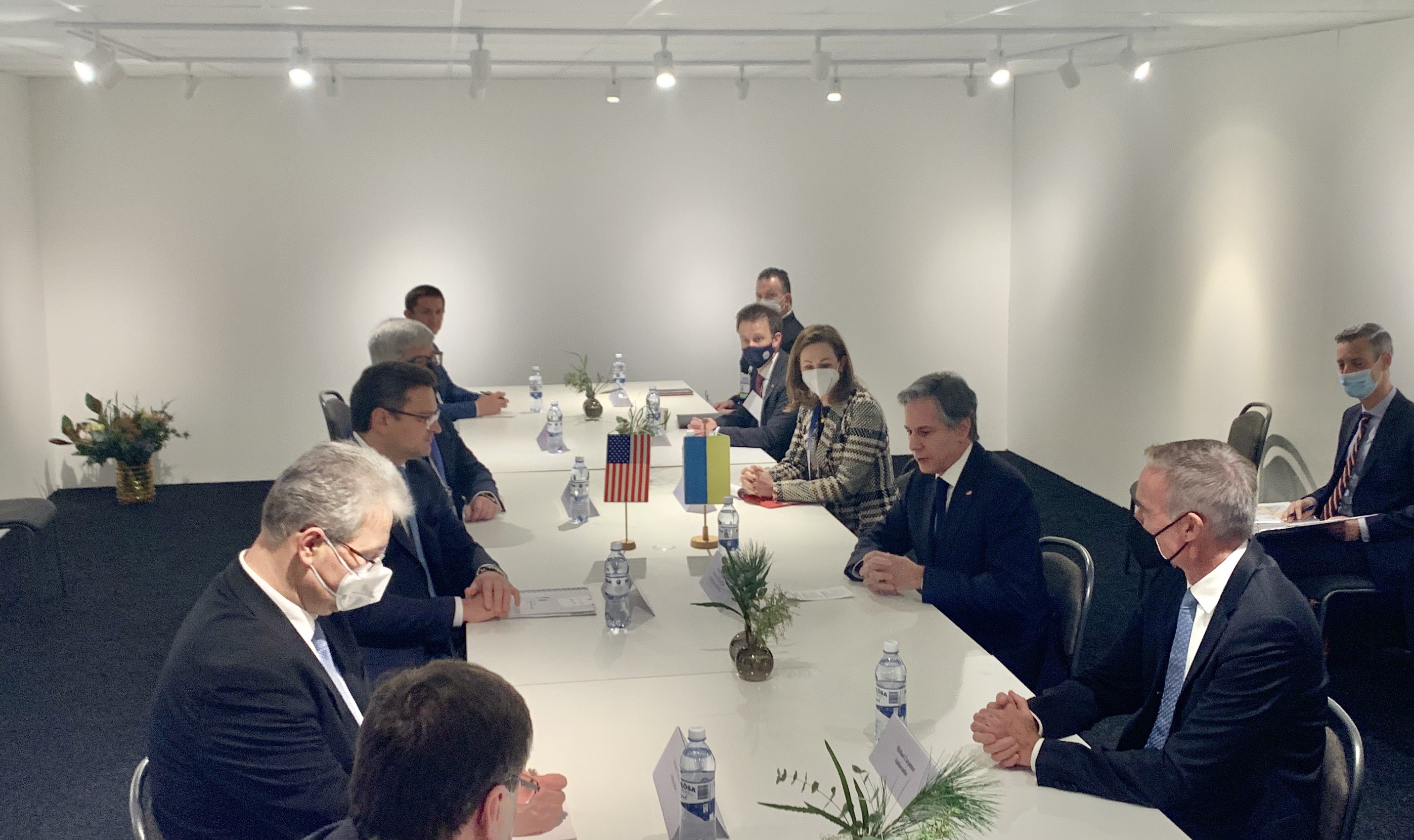 Кулеба провел встречу с госсекретарем США Энтони Блинкеном в Стокгольме / фото twitter.com/DmytroKuleba
