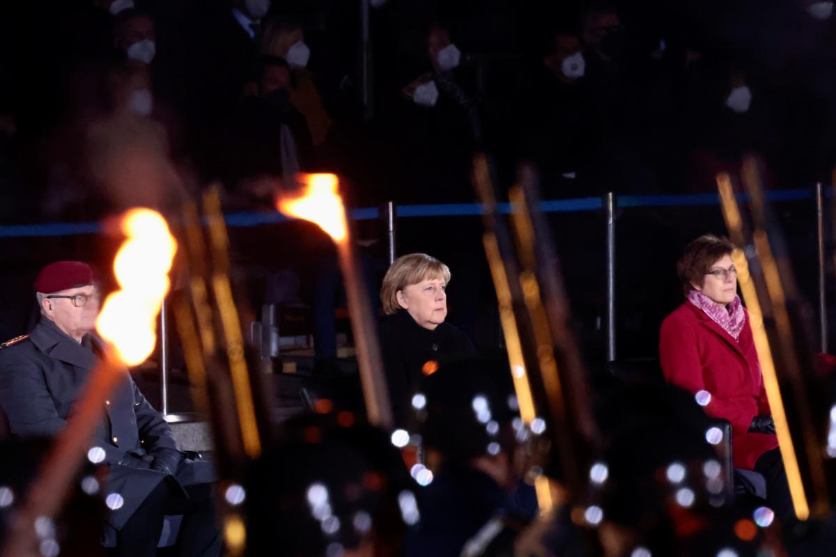 Меркель провела церемонію прощання / фото REUTERS