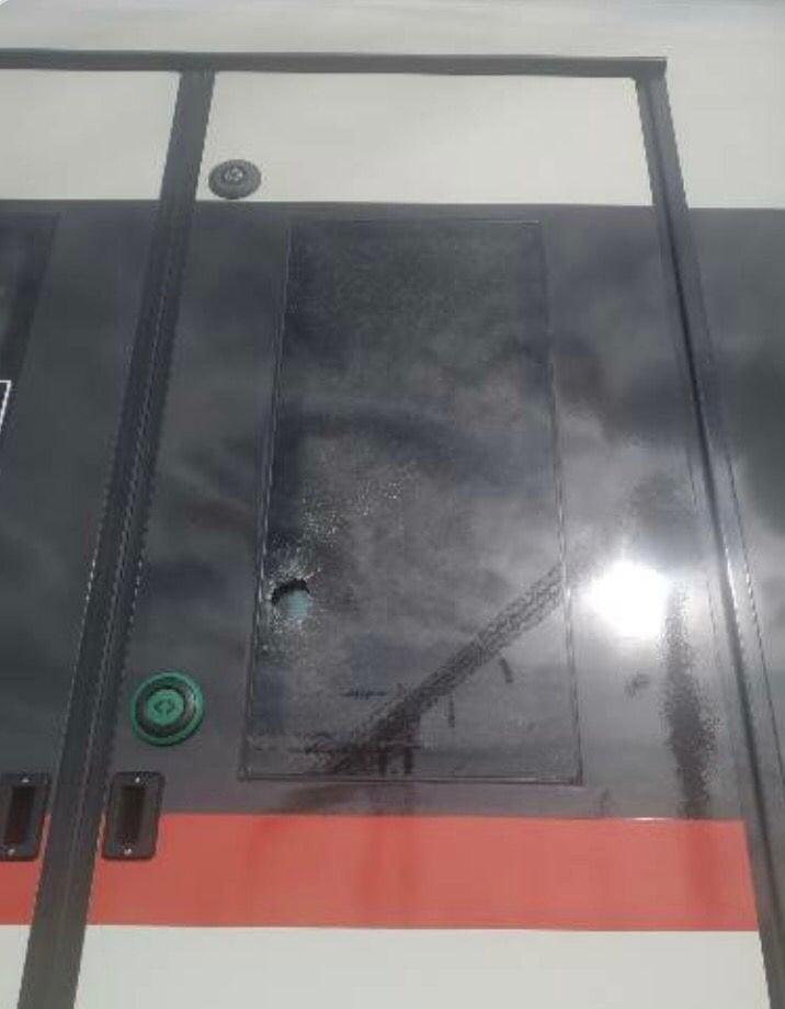 В Одесі підлітки розбили камінням вікна в новенькому 'Дунайському експресі' (фото) В Одесі підлітки розбили камінням вікна в новенькому 'Дунайському експресі' (фото)