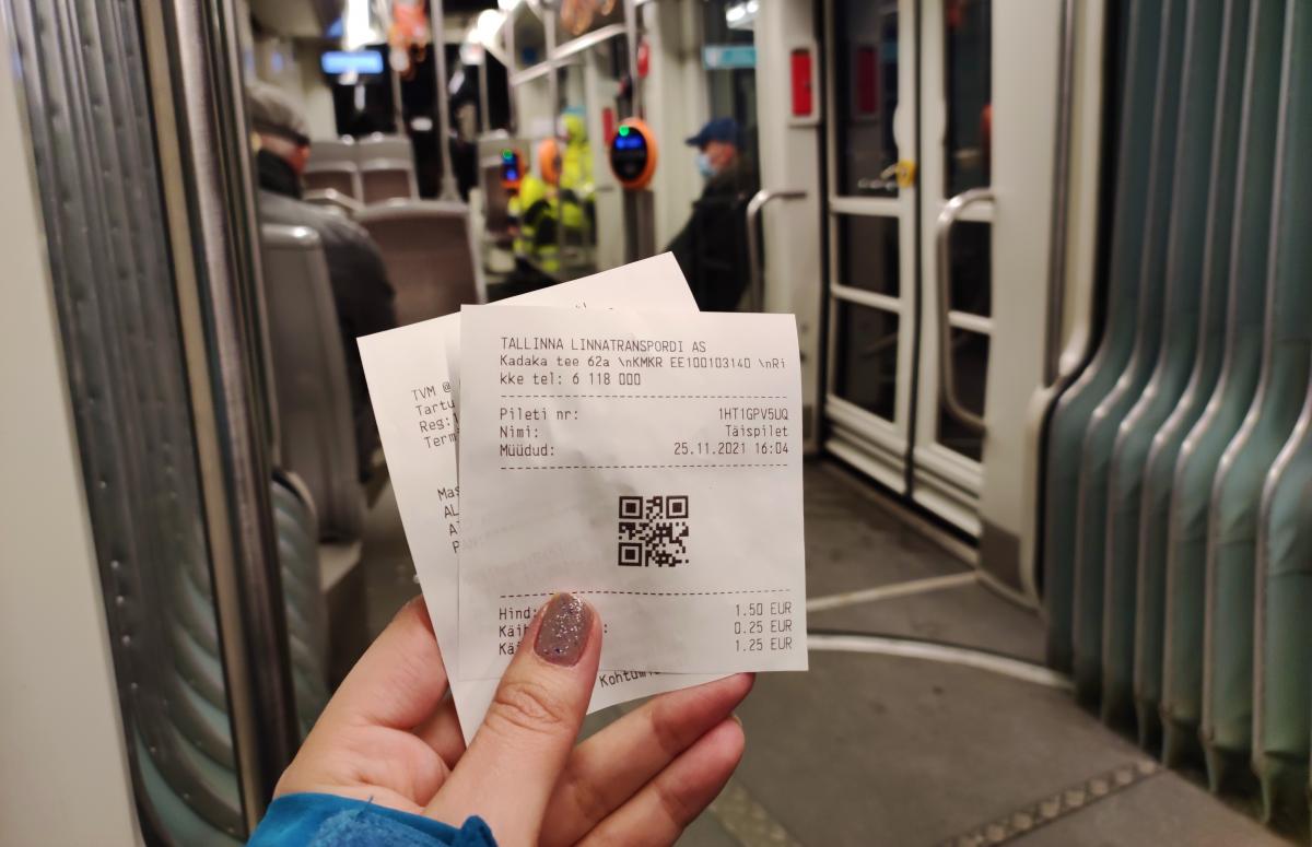 У транспорті Таллінна завжди потрібно сканувати проїзний документ / фото Марина Григоренко