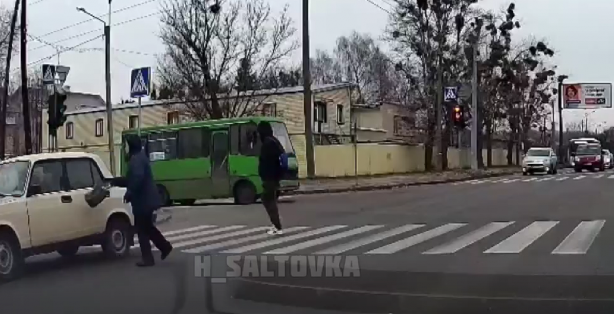 Харків'янка не розгубилася й "провчила" порушника / скріншот відео