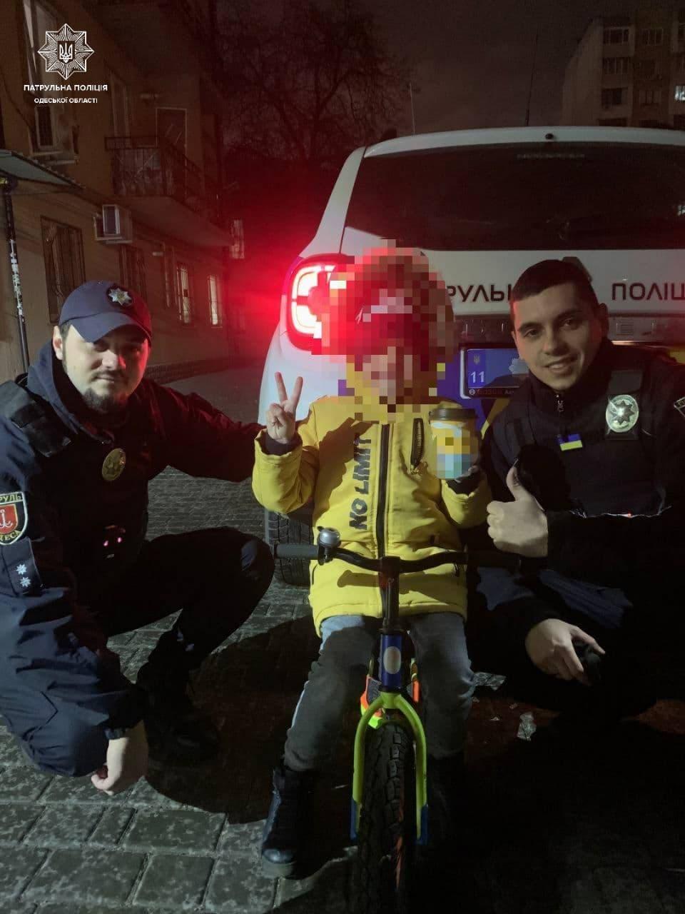 В Одесі патрульні повернули додому 7-річного хлопчика/ фото t.me/od_patrolpolice