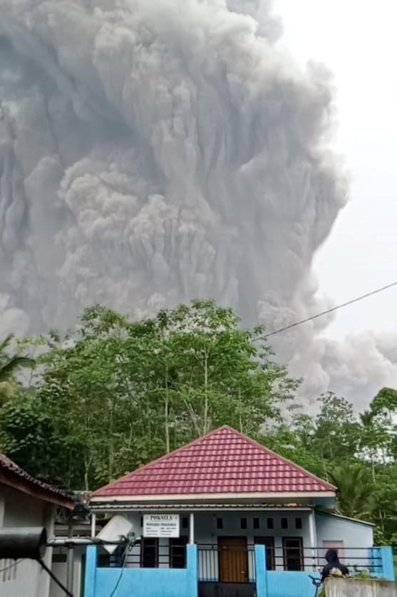 Вулканический пепел поднялся на высоту 15 км \ фото REUTERS