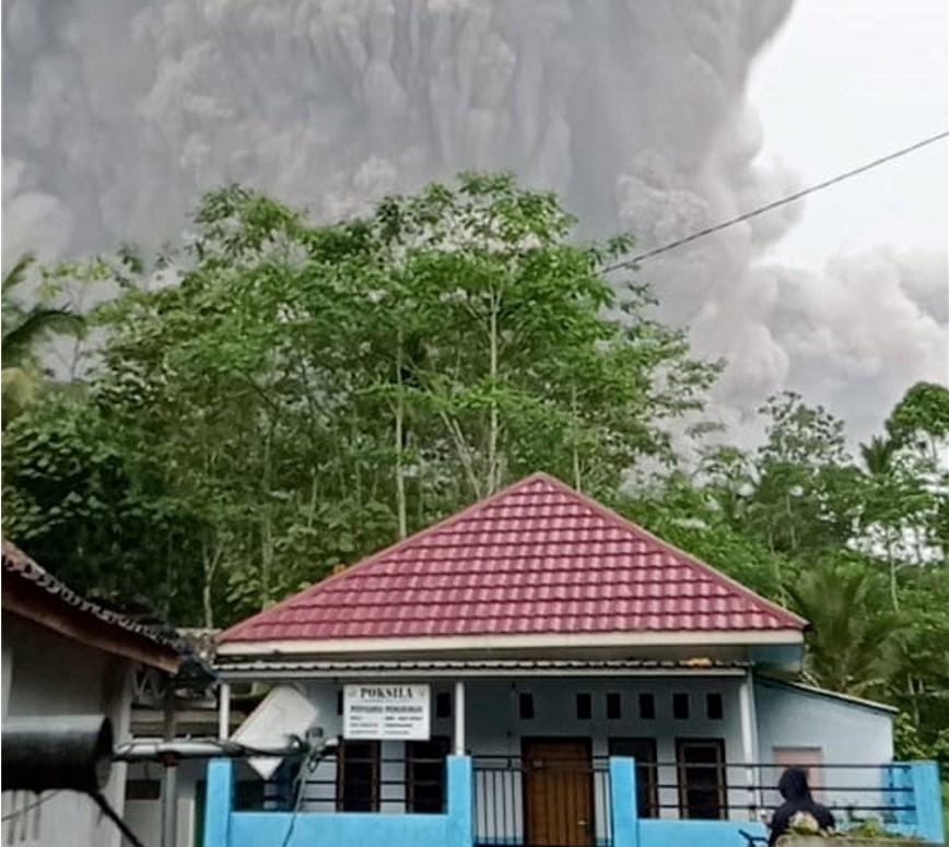 Из-за извержения вулкана десятки людей получили ожоги /фото REUTERS