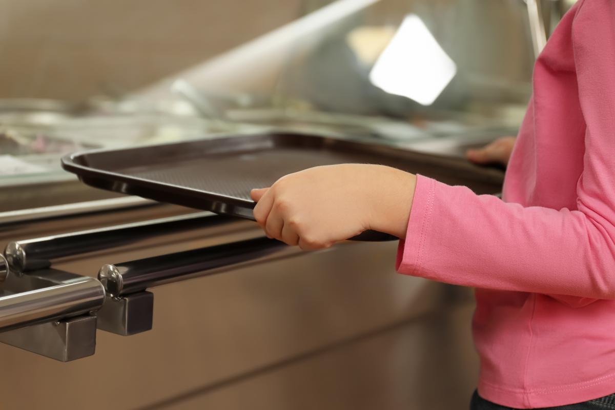 В основному, дітям пропонують працювати кур'єрами, промоутерами, продавцями і касирами / фото ua.depositphotos.com