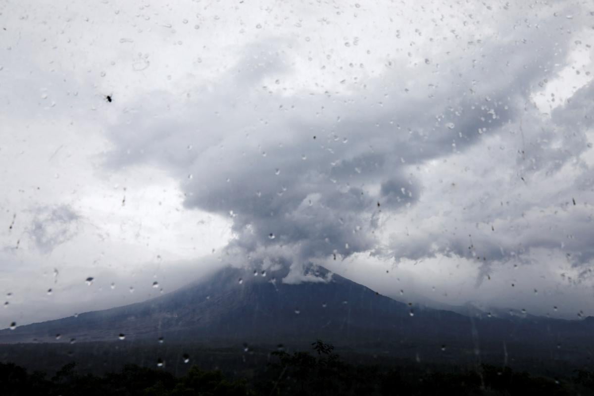 В Індонезії вивергається вулкан Семеру / фото REUTERS