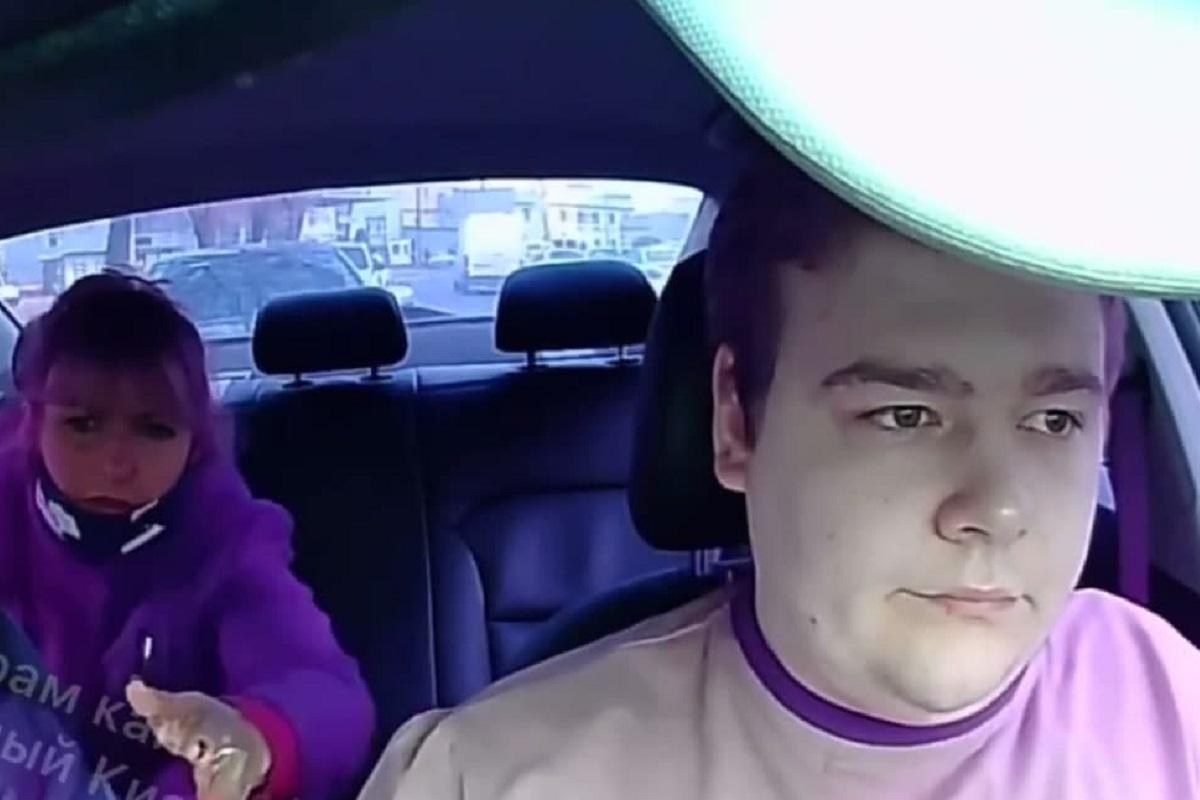 Мужчина и женщина несколько раз называли водителя оскорбительными словами / скриншот из видео