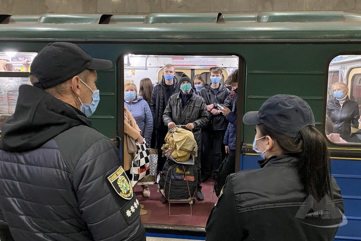 У харківському метро підлітки пили горілку / фото metro.kharkov.ua