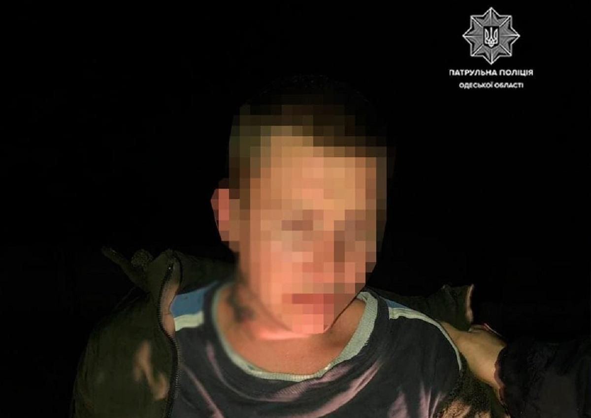 Таксист задержал 22-летнего злоумышленника и передал патрульным / фото Патрульной полиции Одесской области
