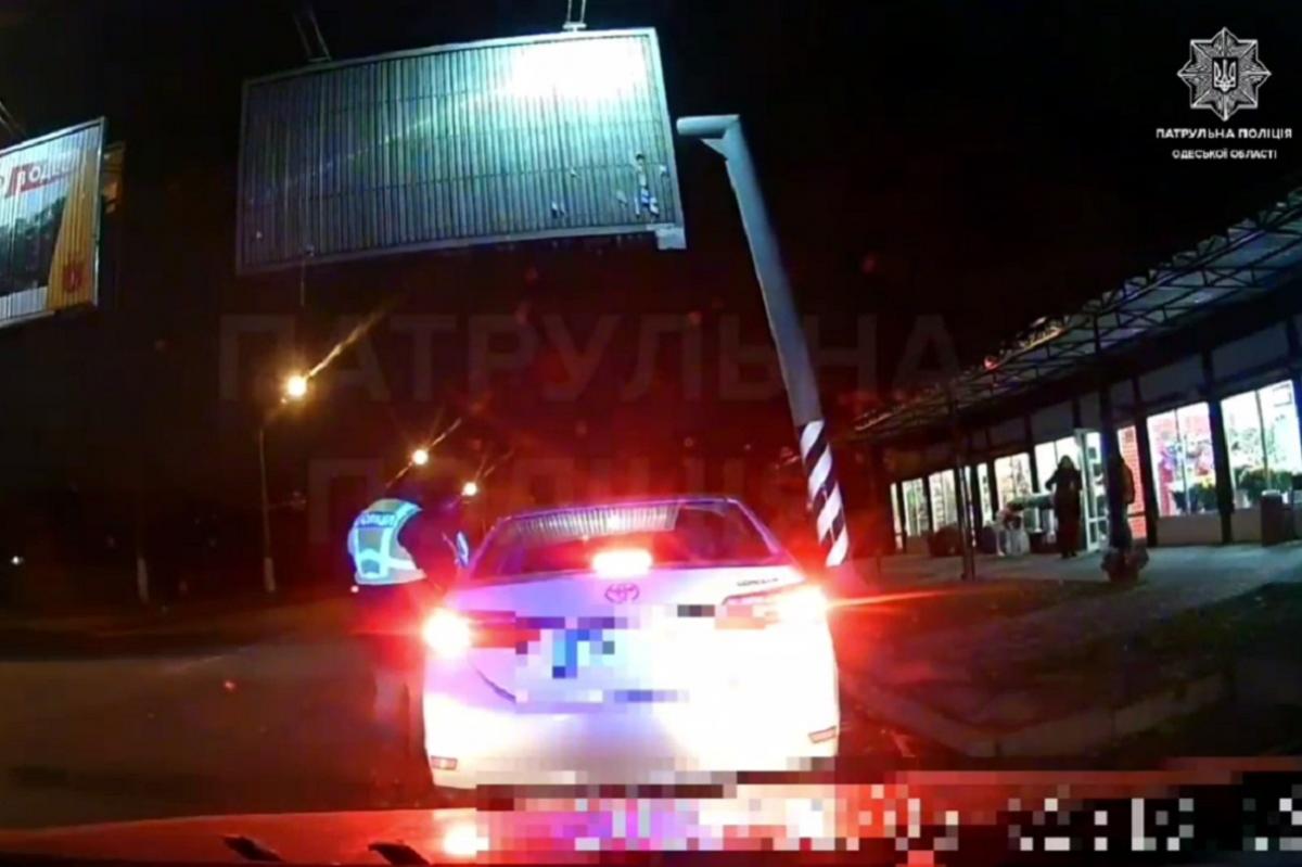 В Одессе пьяный водитель ранил полицейского / скриншот