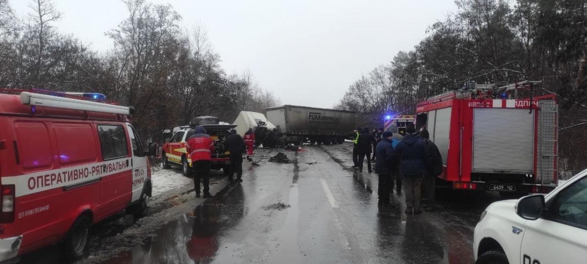У страшній ДТП під Черніговом загинули 11 людей / фото ДСНС