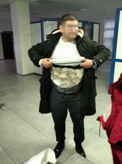 Українські прикордонники затримали двох чоловіків з контрабандною червоною ікрою / фото dpsu.gov.ua