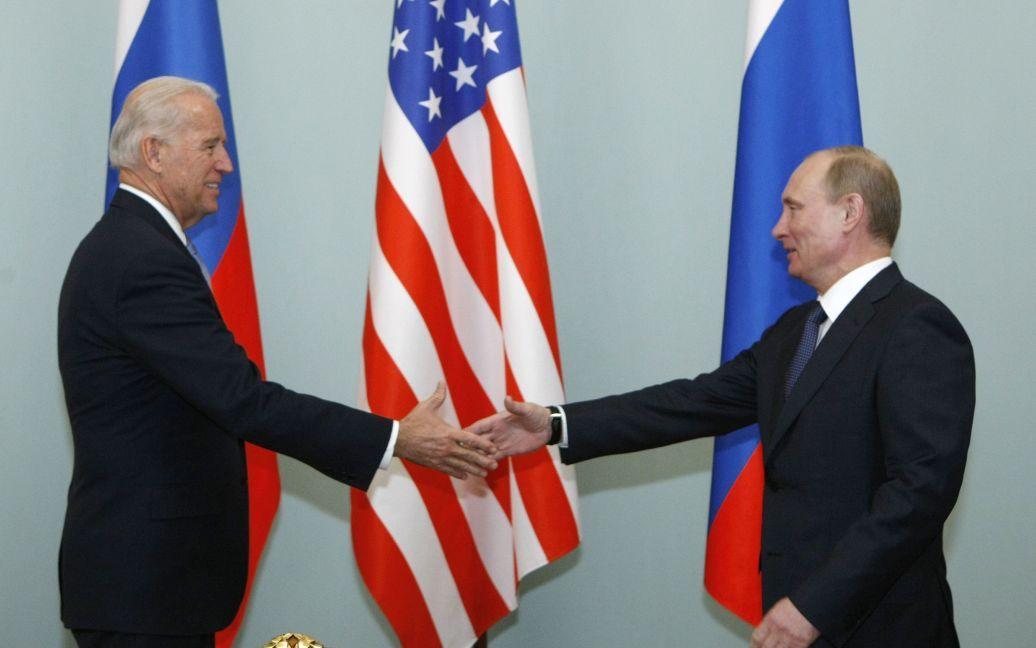 Президент США сміється і вітає Путіна аж занадто жваво / Фото AP