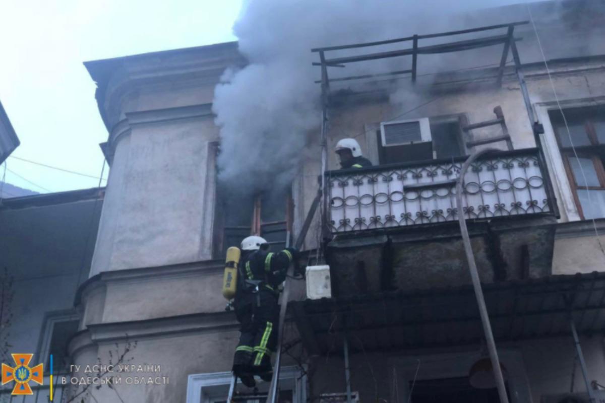 В Одессе горел жилой дом-памятник архитектуры, погиб человек / фото od.dsns.gov.ua