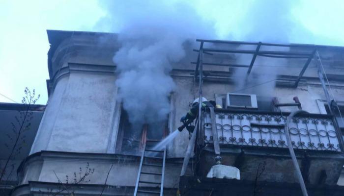В центре Одессы горел жилой дом-памятник архитектуры, погиб человек / фото od.dsns.gov.ua