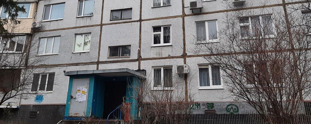 Жінка стрибнула з вікна квартири на четвертому поверсі / фото Суспільне Харків