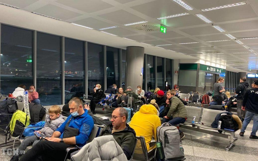 Украинские путешественники застряли в аэропорту Милана / фото ТСН