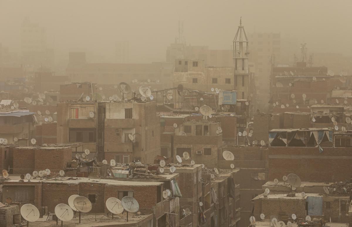 Каир накрыла песчаная буря / фото REUTERS