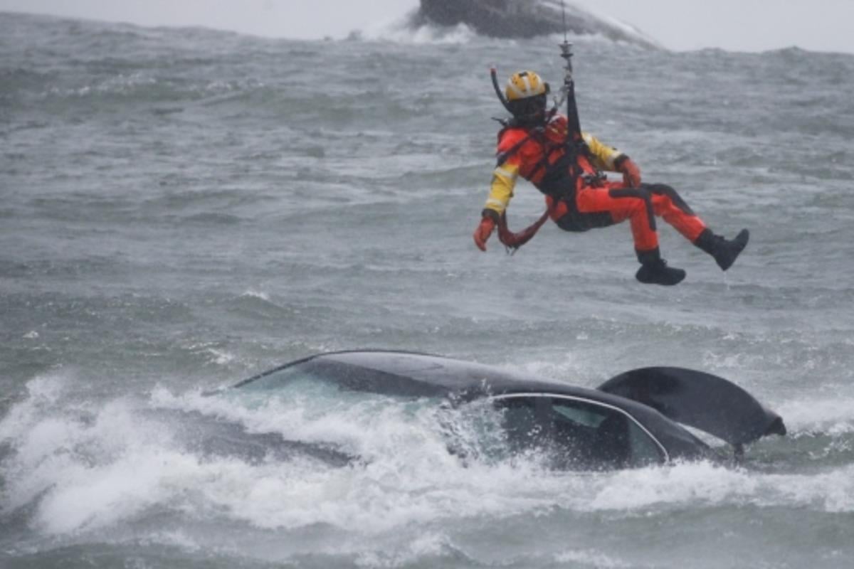 Спасатель спускался к полузатопленному авто с вертолета / фото СТV News