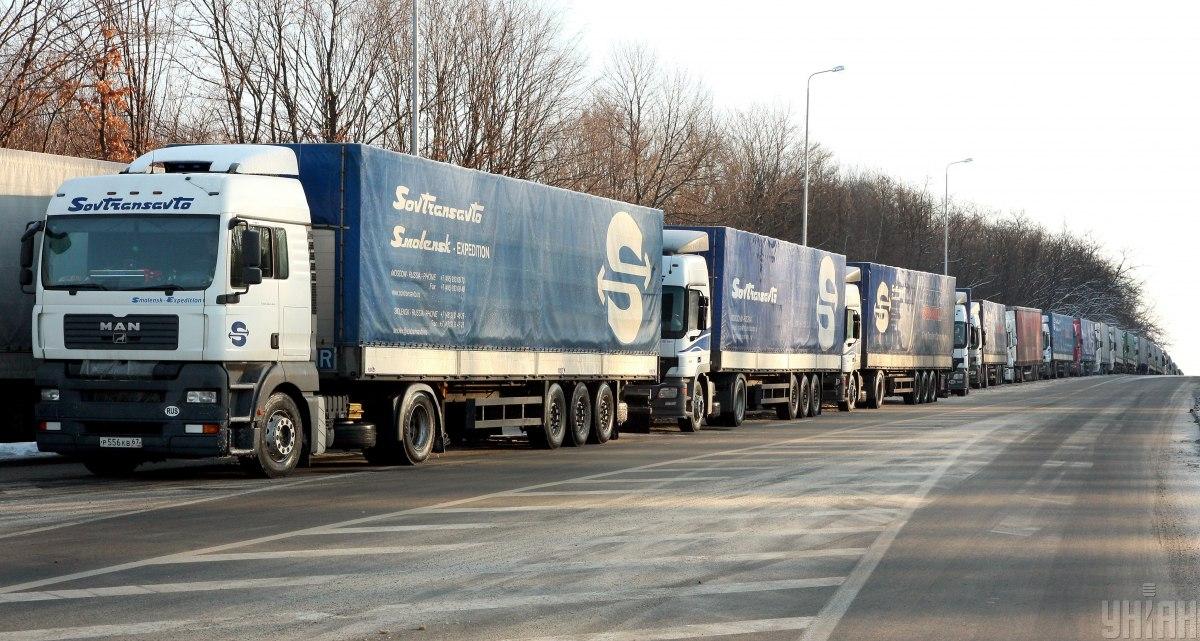 Оформление и пропуск через границу грузовых транспортных средств в обоих направлениях осуществляется в обычном режиме / фото УНИАН, Янош Немеш