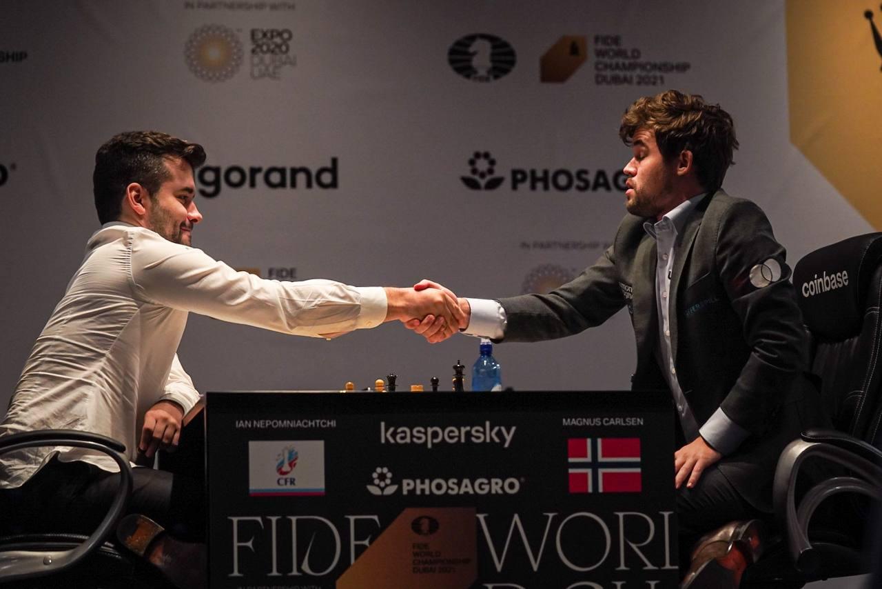 Магнус Карлсен (праворуч) здолав Яна Непомнящего (ліворуч) / фото twitter.com/FIDE_chess
