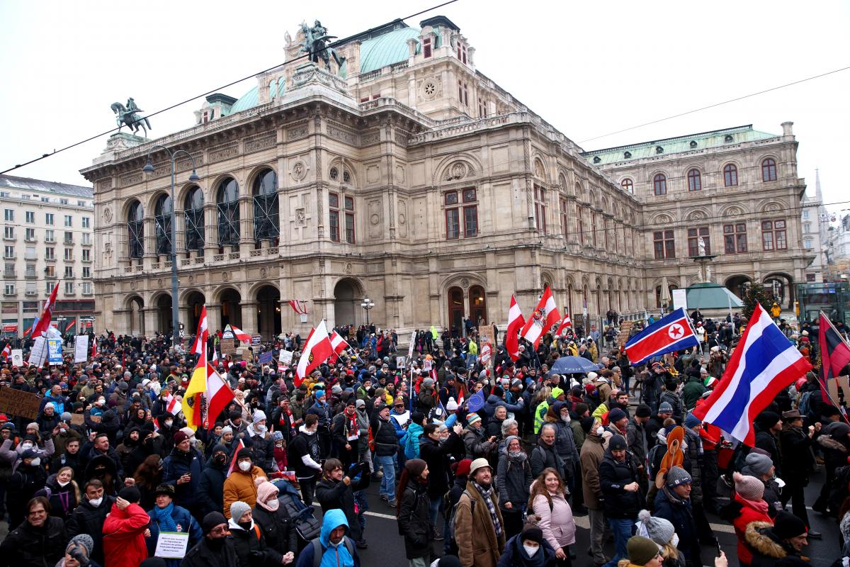 Около 15 тыс. человек собрались на демонстрацию на площади Хельденплац в Вене \ фото REUTERS