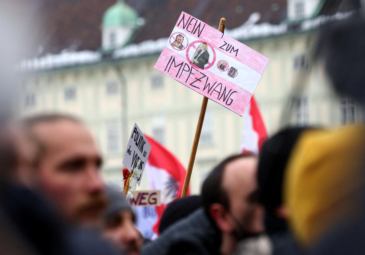 Австрийцы вышли на протесты против вакцинации \ фото REUTERS