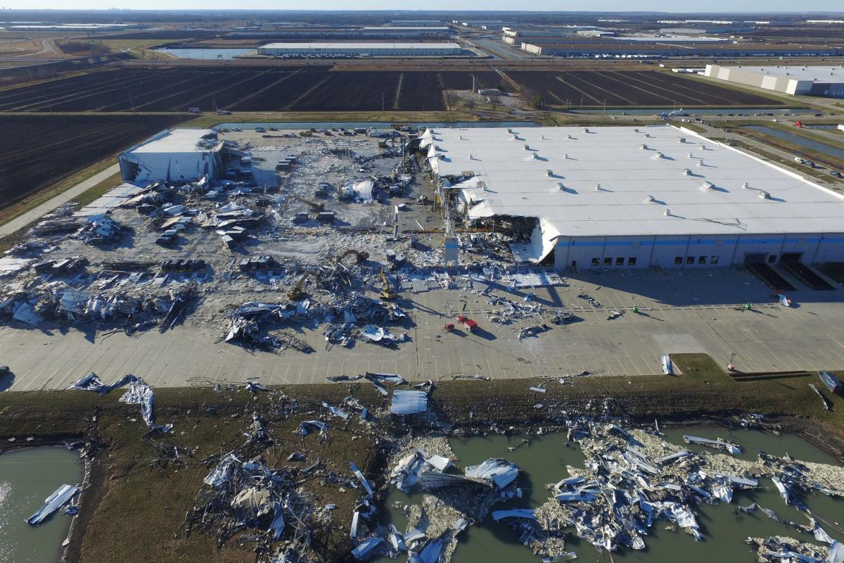 В Иллинойсе торнадо сорвал крышу здания Amazon и обрушил бетонные стены / фото REUTERS В Иллинойсе торнадо сорвал крышу здания Amazon и обрушил бетонные стены / фото REUTERS