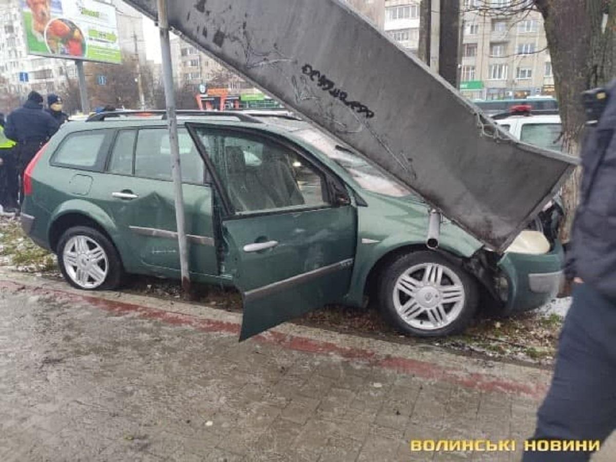 Автомобиль Renault Megane врезался в дерево / фото volynnews.com