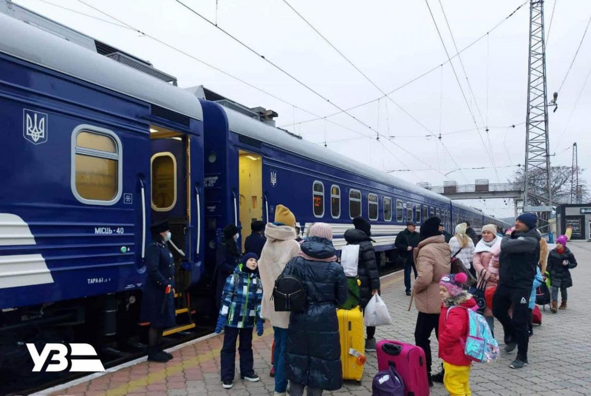 Железнодорожники делают все возможное, чтобы ускорить их прибытие поездов / фото t.me/UkrzalInfo