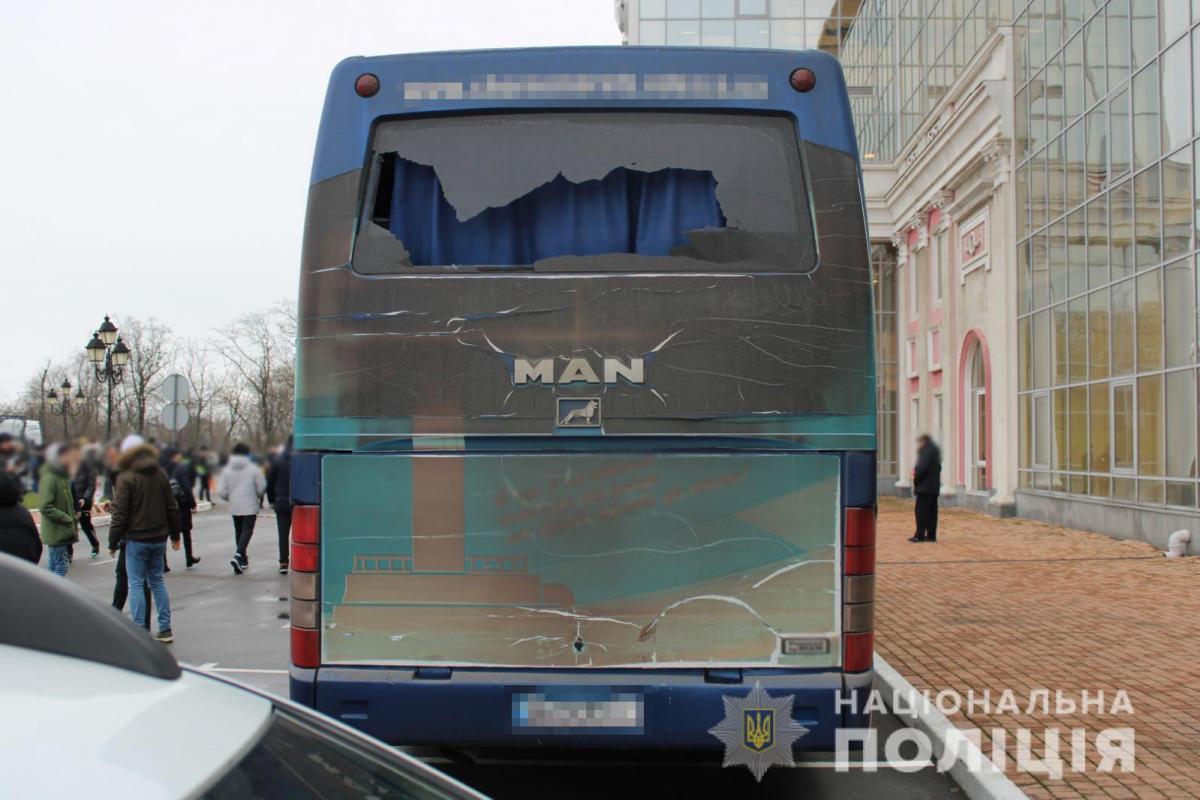 В Одессе расследуют нападение на автобус "Черноморца" / фото пресс-служба полиция Одесской области В Одессе расследуют нападение на автобус "Черноморца" / фото пресс-служба полиция Одесской области