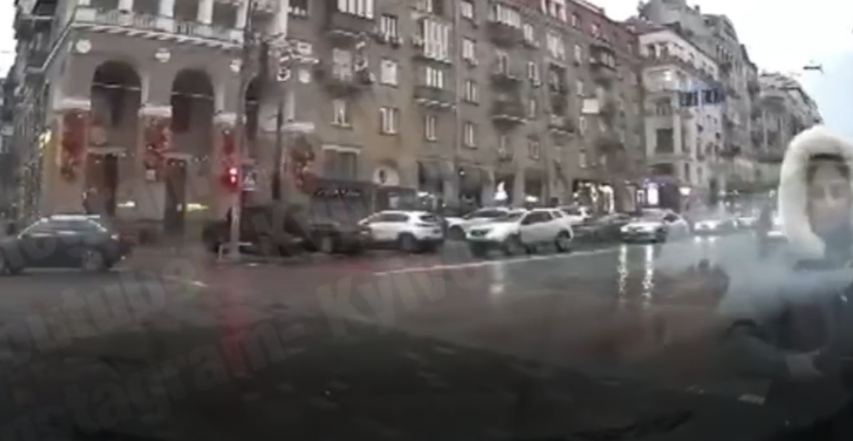 Конфлікт між водієм та пішоходом потрапив на відео / скріншот відео Конфлікт між водієм та пішоходом потрапив на відео / скріншот відео