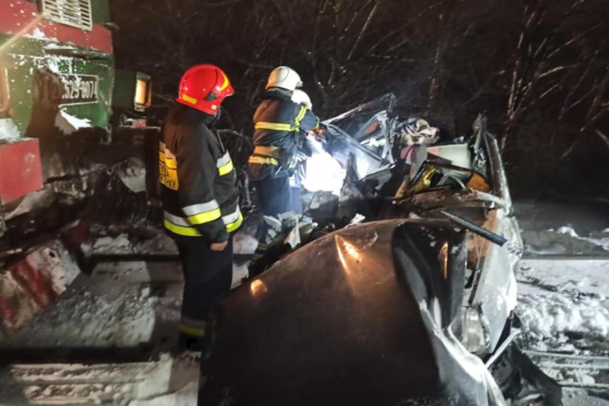 На Прикарпатті потяг перетворив легкове авто на купу металу, є дві жертви / фото if.dsns.gov.ua На Прикарпатті потяг перетворив легкове авто на купу металу, є дві жертви / фото if.dsns.gov.ua