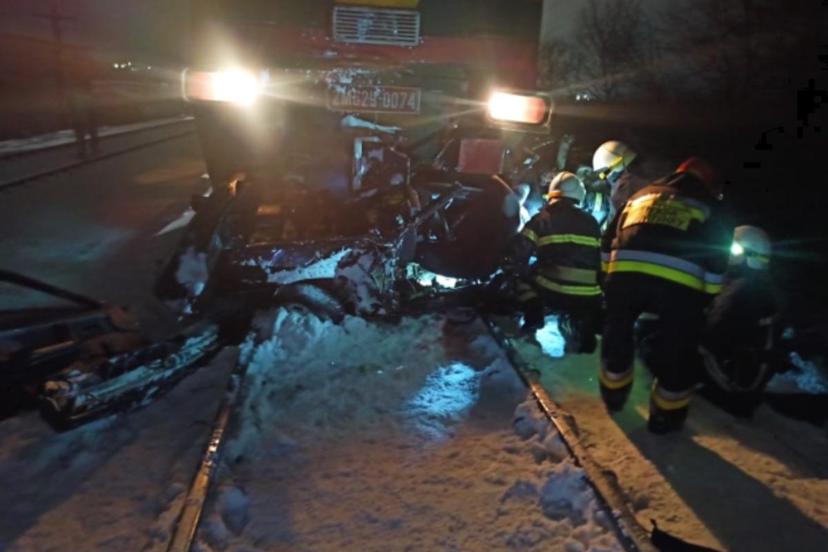 На Прикарпатті потяг перетворив легкове авто на купу металу, загинули дві особи / фото if.dsns.gov.ua На Прикарпатті потяг перетворив легкове авто на купу металу, загинули дві особи / фото if.dsns.gov.ua