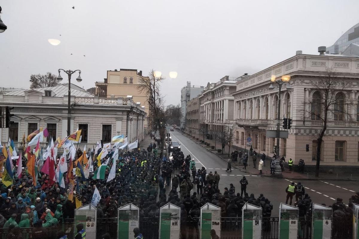В центре Киева протестующие перекрыли движение транспорта / фото УНИАН, Таня Поляковская В центре Киева протестующие перекрыли движение транспорта / фото УНИАН, Таня Поляковская