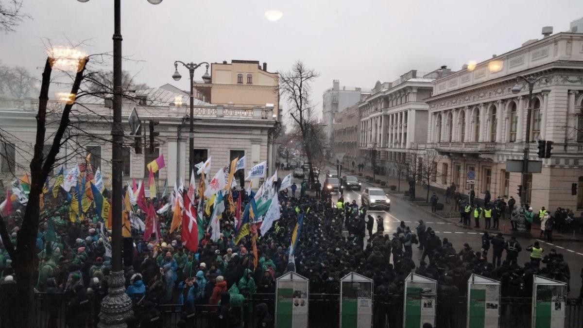 В центре столицы протестующие перекрыли движение транспорта / фото УНИАН, Таня Поляковская В центре столицы протестующие перекрыли движение транспорта / фото УНИАН, Таня Поляковская