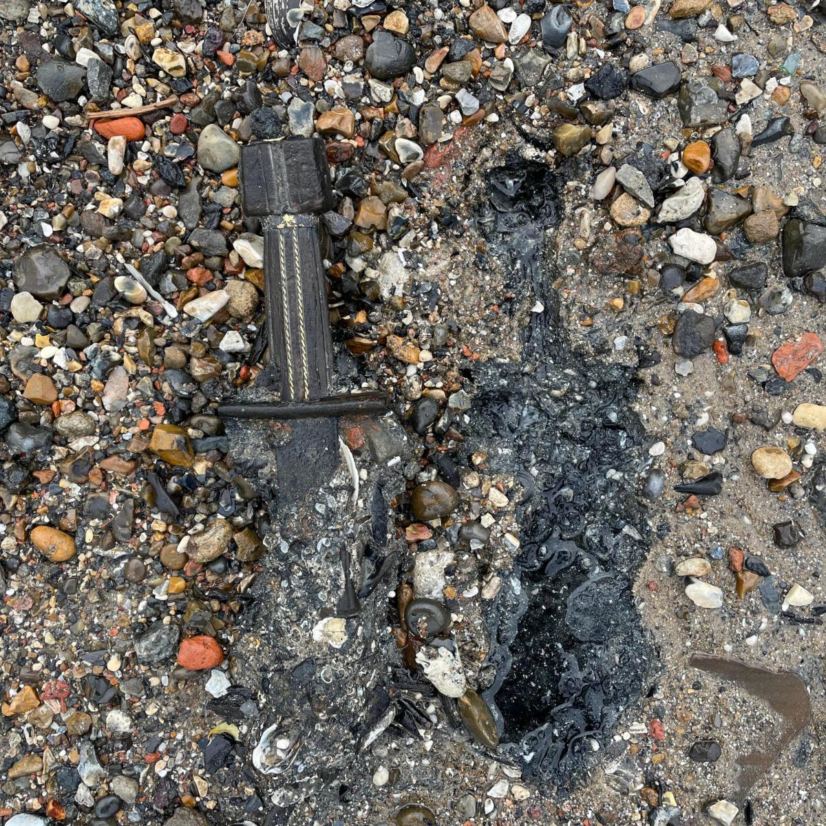 Жінка відмовилася показати місце, де знайшла меч \ фото London Mudlark: Lara Maiklem Mudlarking Жінка відмовилася показати місце, де знайшла меч \ фото London Mudlark: Lara Maiklem Mudlarking