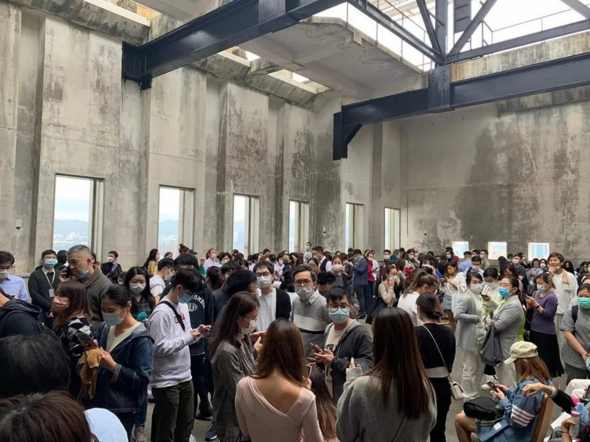 Сотни людей оказались заблокированными на крыше здания / фото South China Morning Post